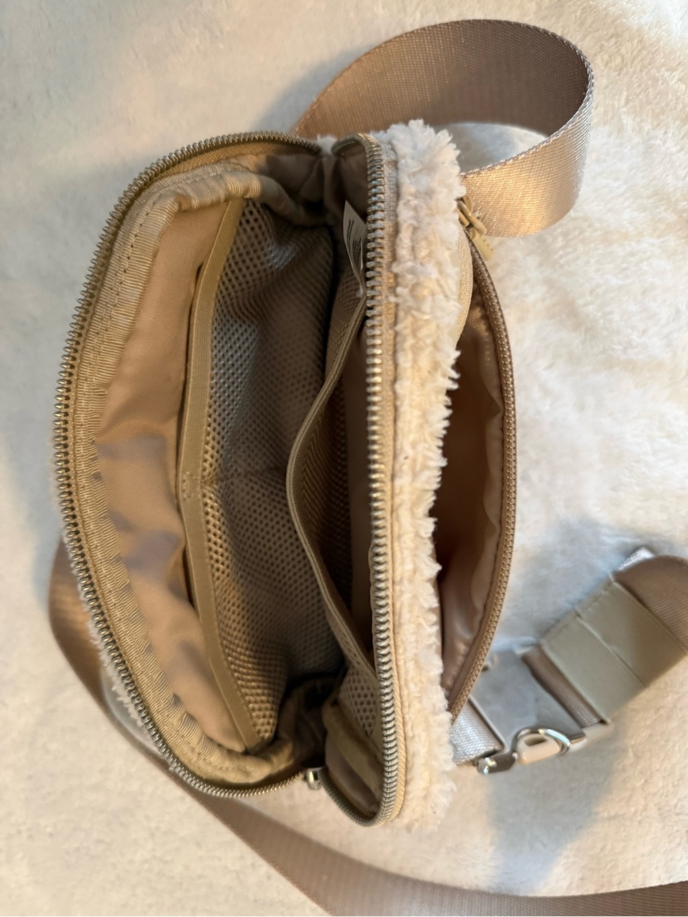 lululemon Everywhere Belt Bag 1L Fleece Beige - Picture 4 of 9